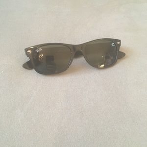 Black thin ray bans